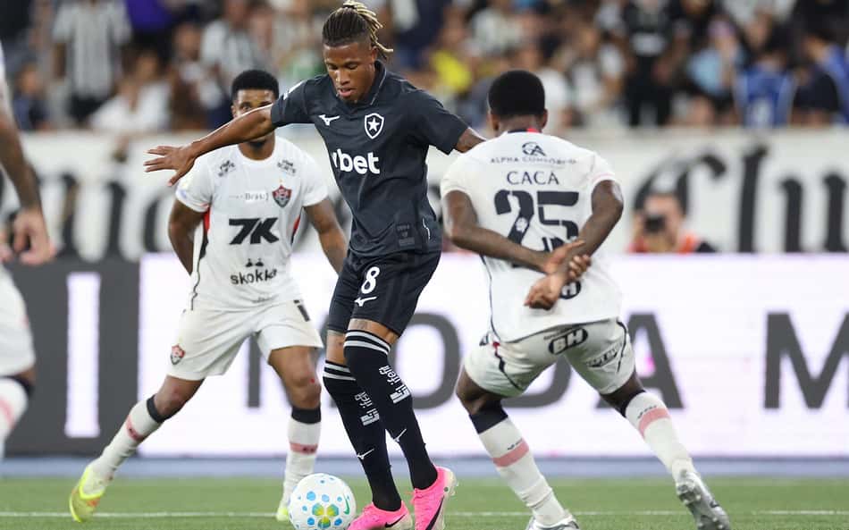 Danilo em ação pelo Botafogo contra o Vitória