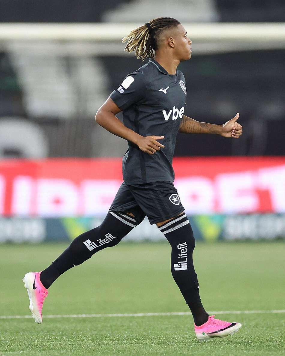 Danilo em ação na partida entre Botafogo e Vitória