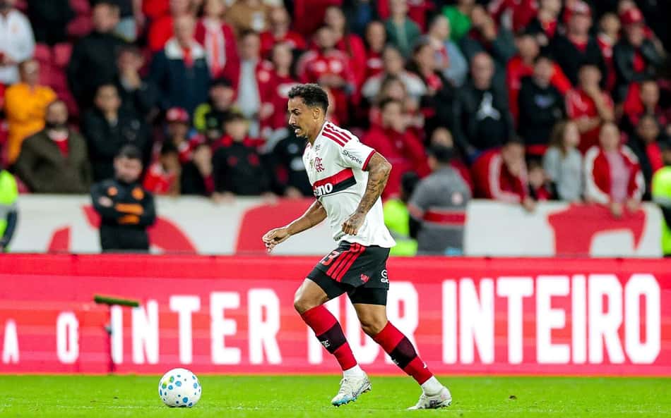 Danilo durante o empate do Flamengo com o Internacional