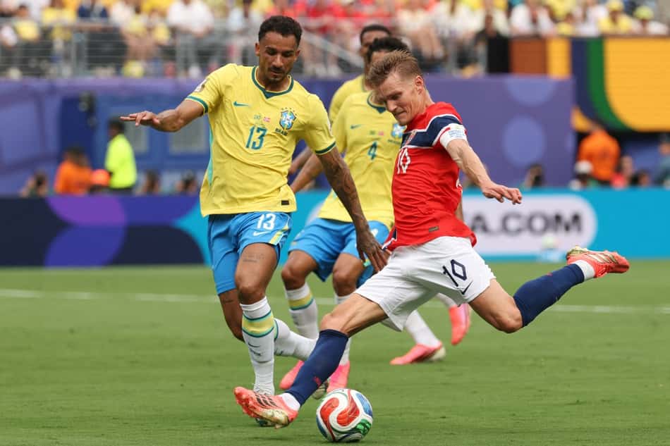 Danilo Luiz, do Brasil, tenta interceptar chute de Odegaard, da Noruega, em jogo da Copa do Mundo