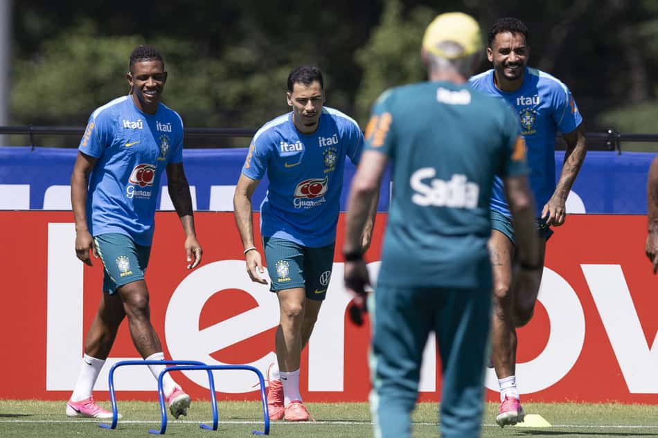 Danilo Santos, Martinelli e Danilo participam do treino físico sob o olhar do técnico Carlo Ancelotti