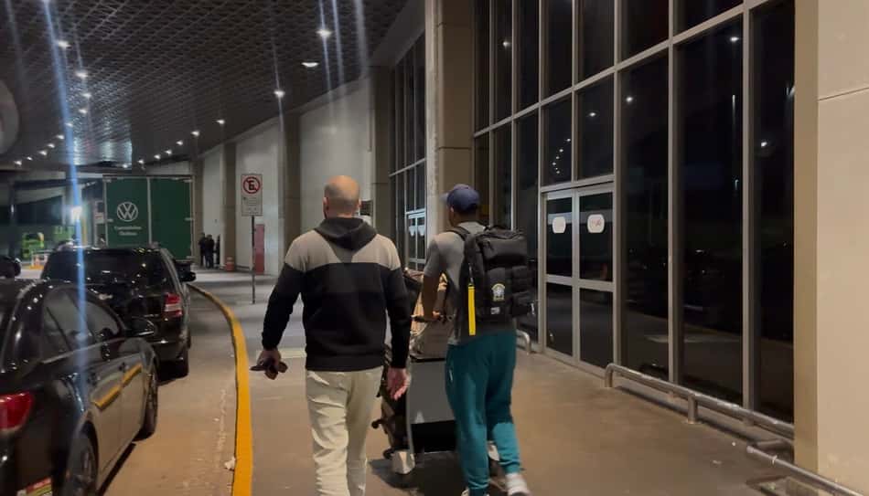 Danilo carrega malas e mochilas no desembarque da Seleção Brasileira no aeroporto do Galeão