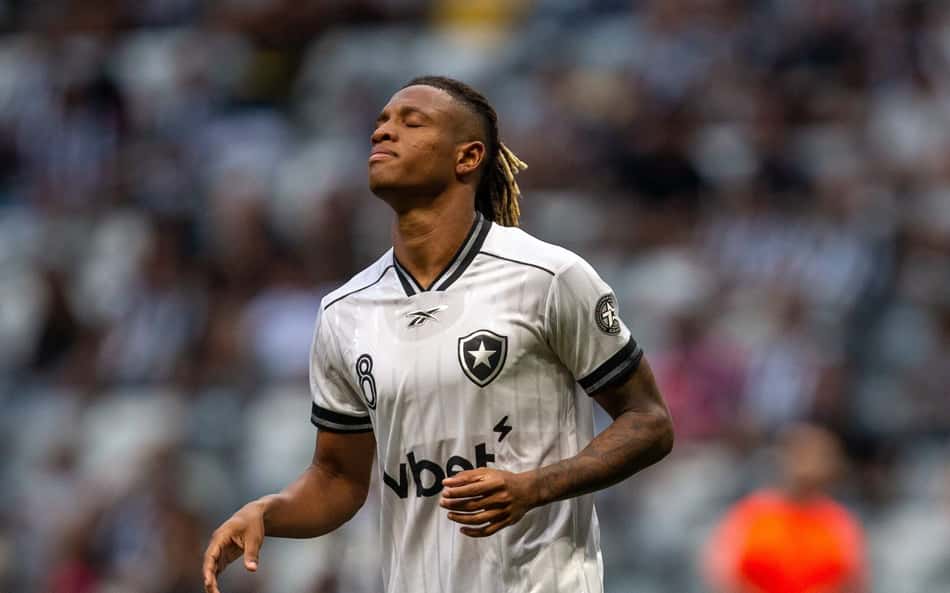 Danilo, do Botafogo, em ação durante partida do Brasileirão
