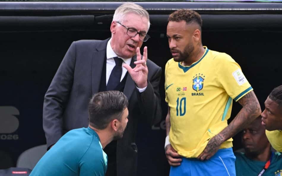 Davide e Carlo Ancelotti passam orientações para Neymar e Danilo Santos durante Brasil x Noruega
