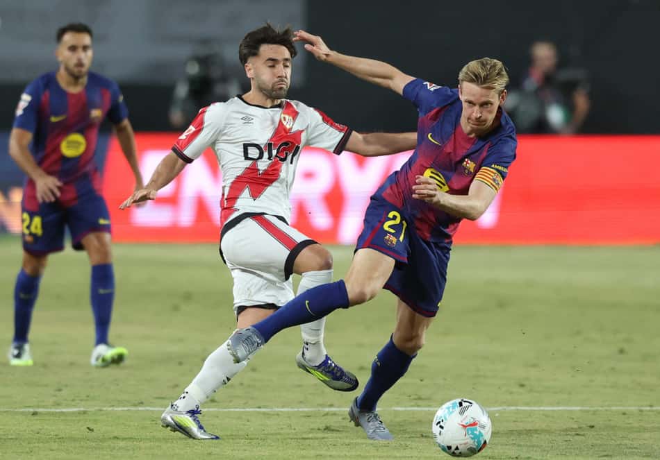 De Jong em ação pelo Barcelona contra defensor do Rayo Vallecano, pela La Liga