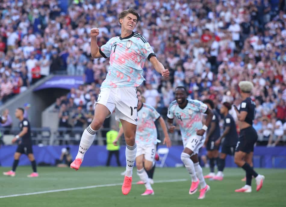 De Ketelaere comemora gol marcado pela Bélgica sobre os Estados Unidos na Copa do Mundo