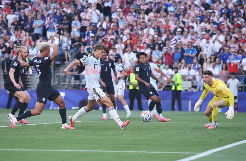 De Ketelaere finaliza dentro da pequena área para marcar o primeiro gol da Bélgica sobre os Estados Unidos