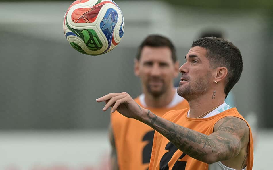 De Paul observa a bola em treino da Argentina durante a Copa do Mundo
