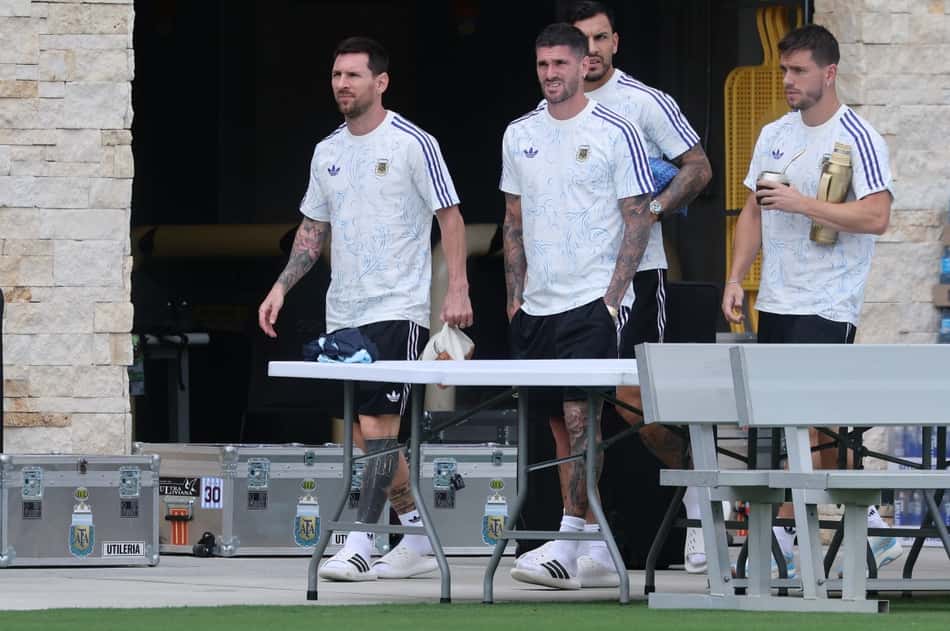 Jogadores da Argentina juntos indo para o treino antes da partida entre Argentina e Inglaterra