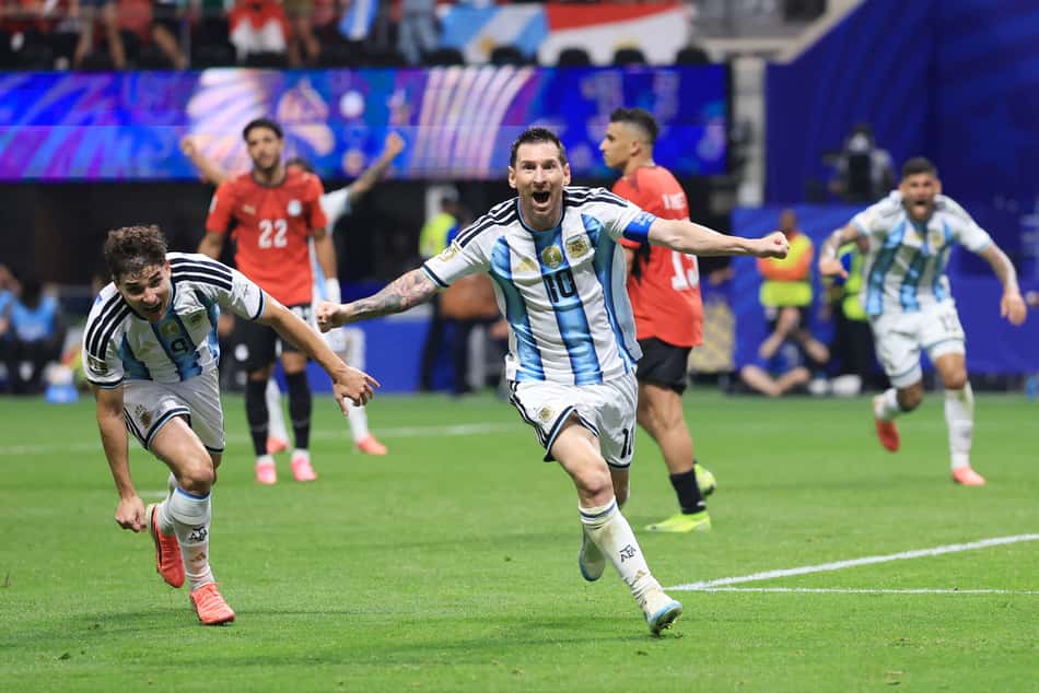 De braços abertos, Messi celebra gol de empate da Argentina contra o Egito