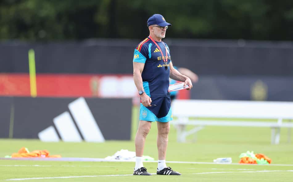Técnico Luis de la Fuente comandando treino da Espanha na Copa
