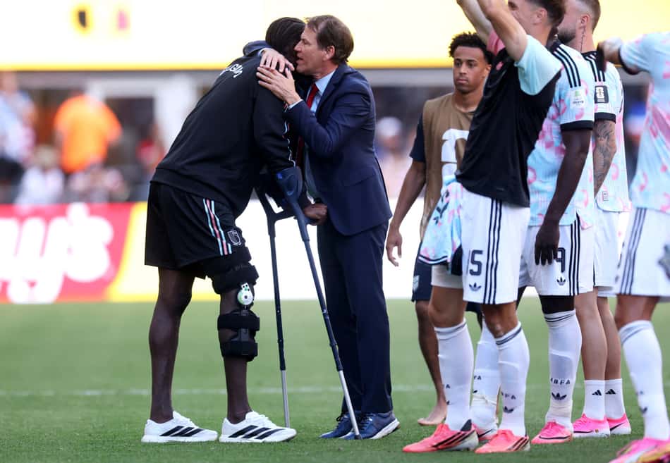 De muletas, Onana é abraçado por técnico Rudi Garcia após vitória da Bélgica sobre os Estados Unidos