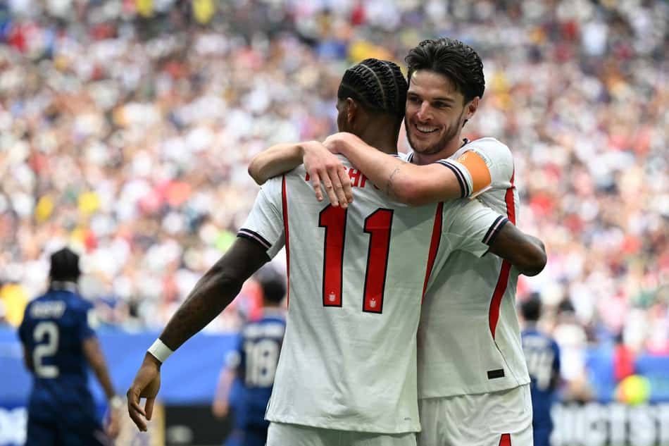 Declan Rice abraça Rashford na comemoração do primeiro gol da Inglaterra contra a França