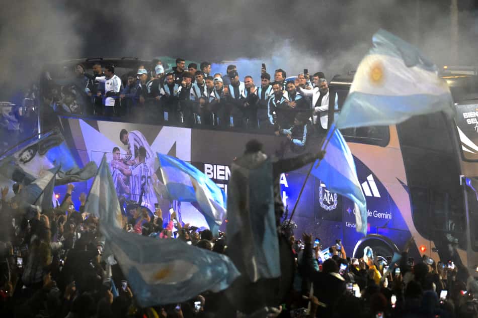 Delegação da seleção argentina é recebida com festa pela torcida em Buenos Aires