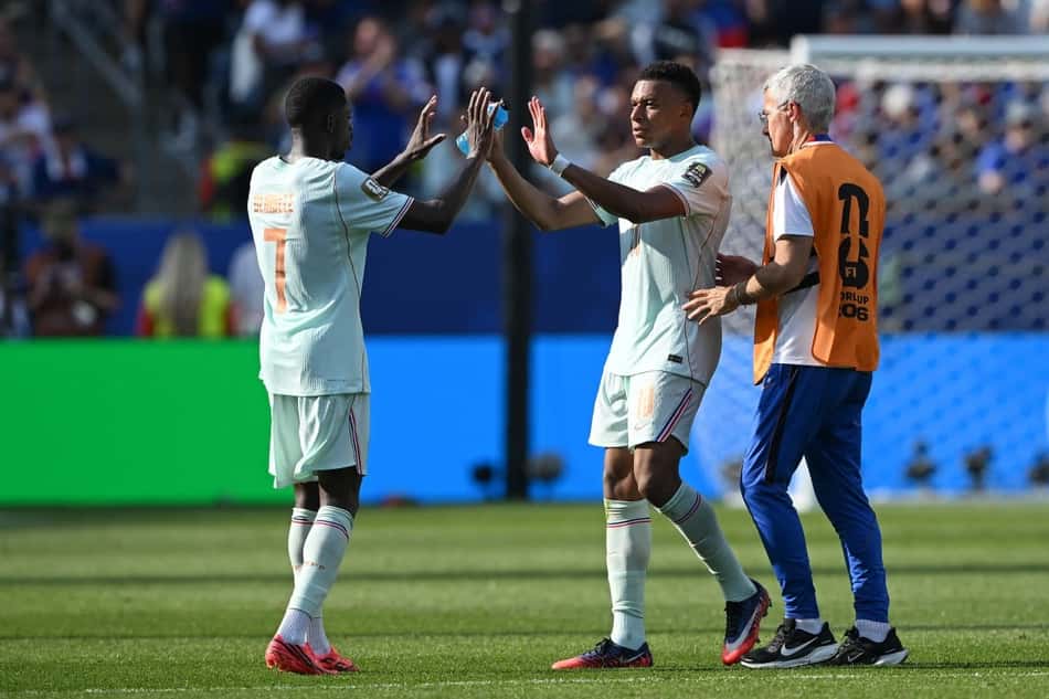 Dembelé e Mbappé se cumprimentam após vitória da França contra Marrocos na Copa do Mundo
