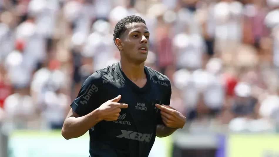 Denner, com a camisa preta do Corinthians, está a caminho do Chelsea