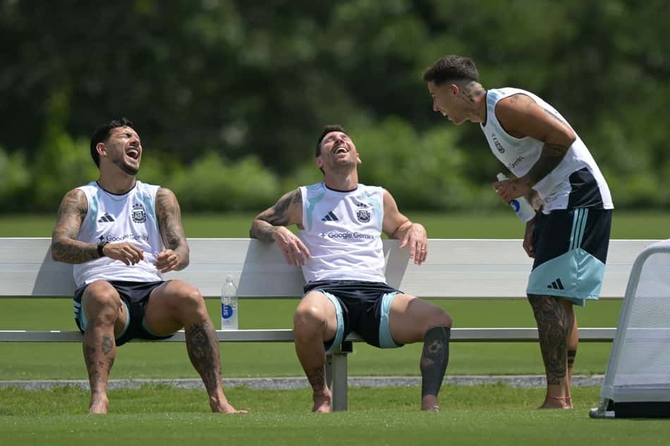 Descalço, Messi espanta nervosismo antes de final da Copa do Mundo (Foto: JUAN MABROMATA / AFP)