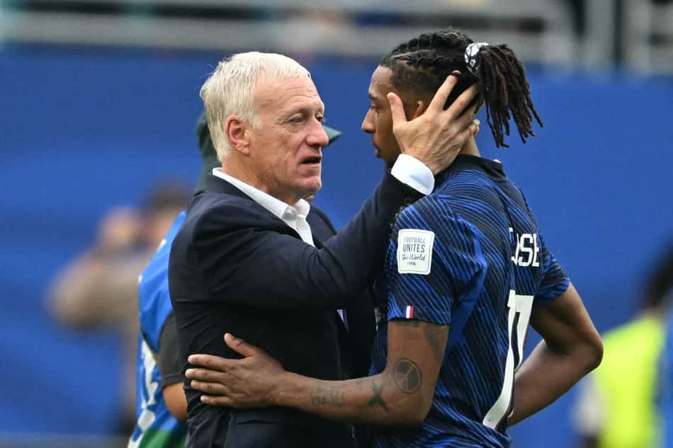 Deschamps fala com Olise após França x Inglaterra