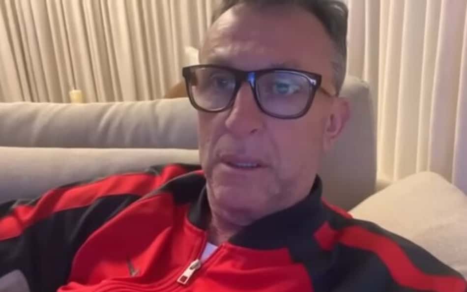 Craque Neto de vermelho e óculos