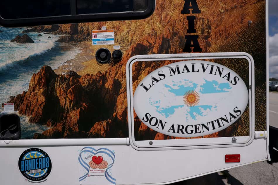 Detalhe em ônibus de torcedores da Argentina reivindica as Ilhas Malvinas