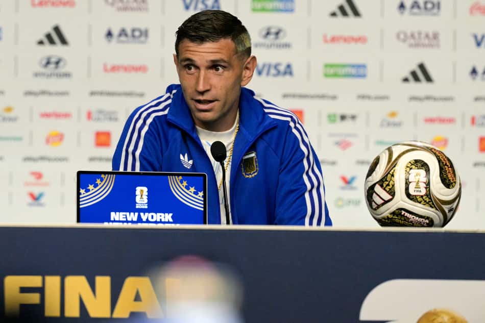 Goleiro da Argentina, Dibu Martínez concede entrevista coletiva antes da final da Copa do Mundo de 2026 contra a Espanha