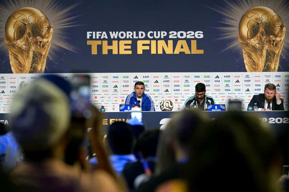 Goleiro da Argentina, Dibu Martínez concede entrevista coletiva antes da final da Copa do Mundo de 2026 contra a Espanha
