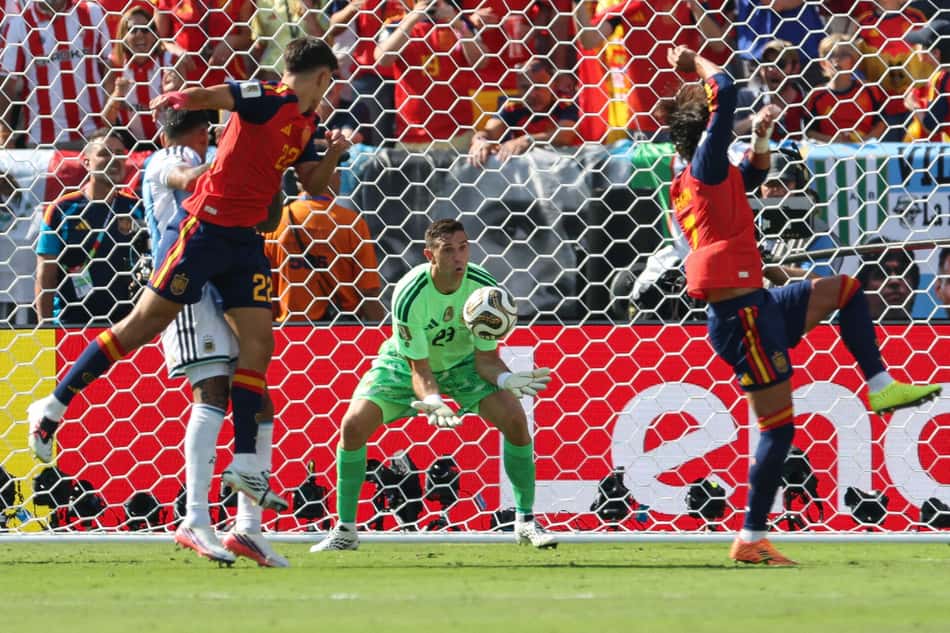 Dibu Martínez faz uma de suas 11 defesas na derrota da Argentina para a Espanha na final da Copa