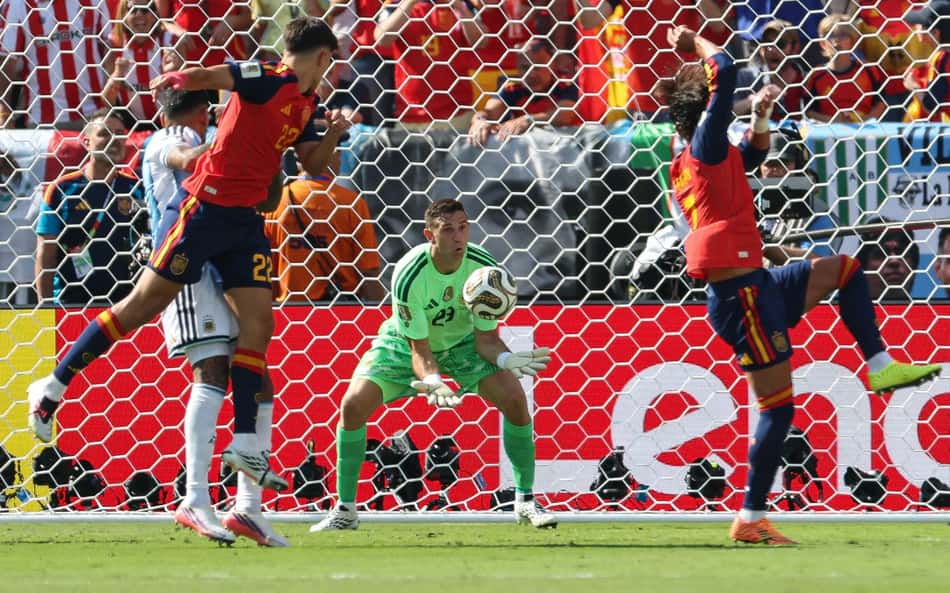 Dibu Martínez, da Argentina, bate recorde de defesas em final de Copa do Mundo