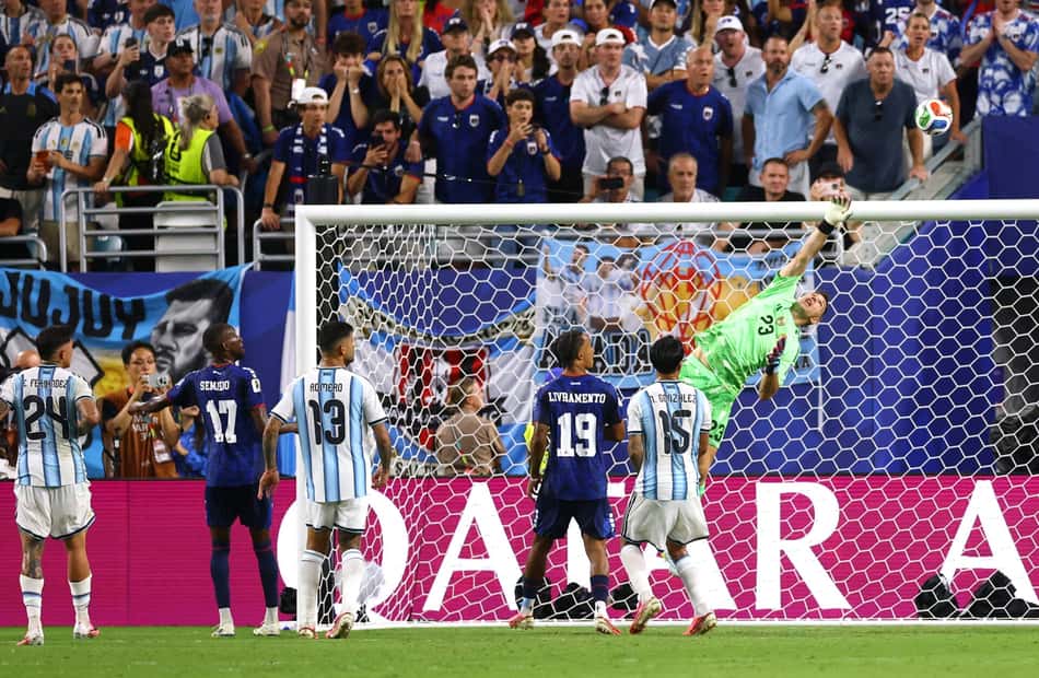 Dibu Martínez pula para fazer defesa em cobrança de falta de Sidny Cabral em Argentina x Cabo Verde, na Copa do Mundo