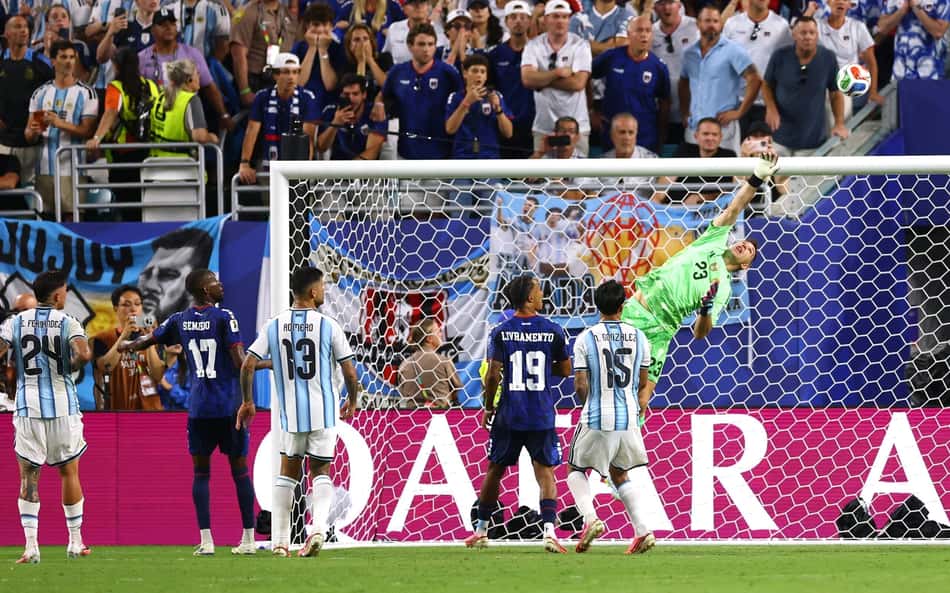 Dibu Martínez pula para fazer defesa em cobrança de falta de Sidny Cabral em Argentina x Cabo Verde, na Copa do Mundo