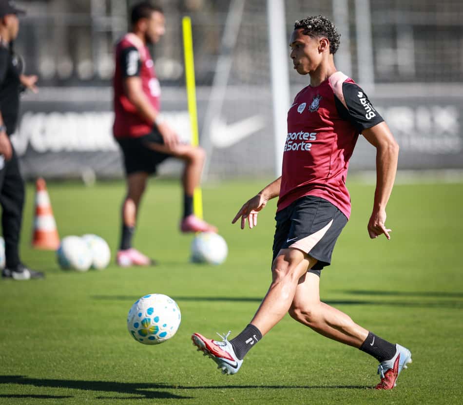Dieguinho olhando para bola