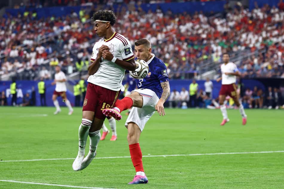Digne faz pênalti em Yamal em França x Espanha