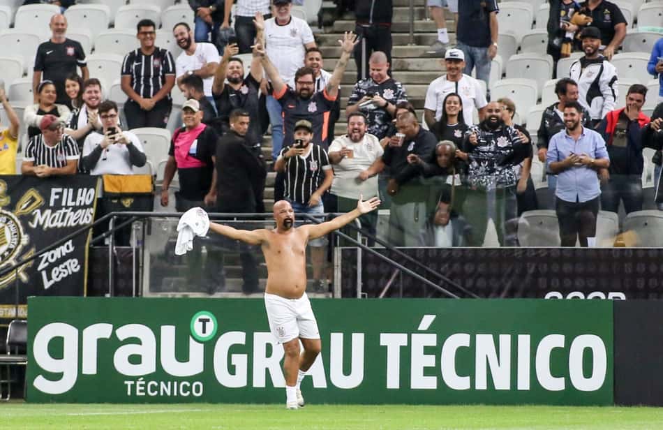 Dinei comemora gol durante partida na Neo Química Arena, em jogo festivo