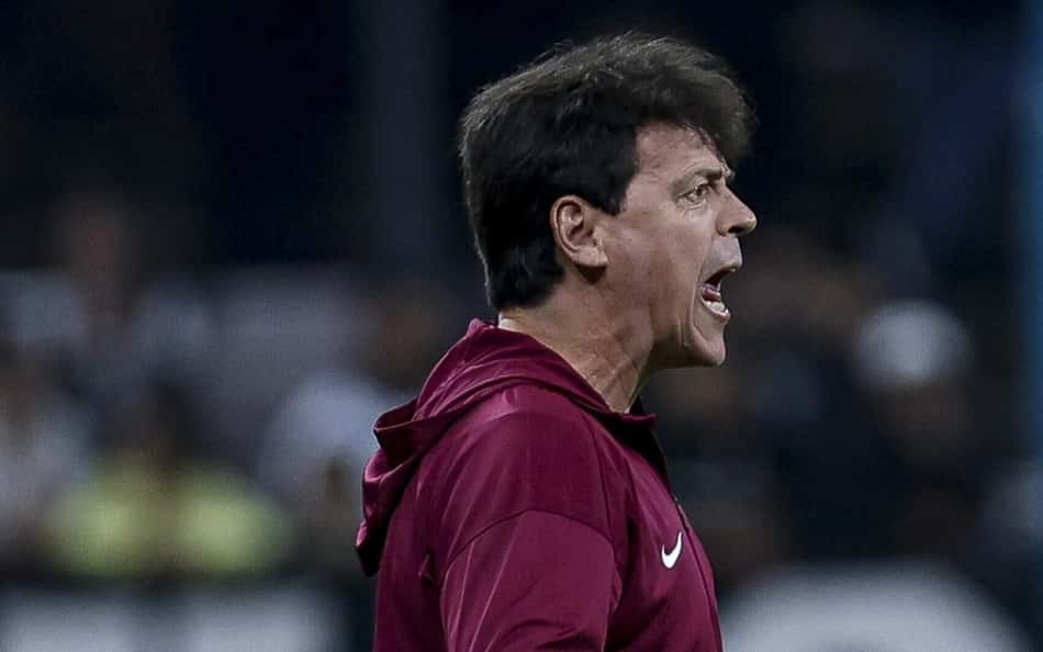 Fernando Diniz, técnico do Corinthians na beira do campo em partida válida pelo Campeonato Brasileiro