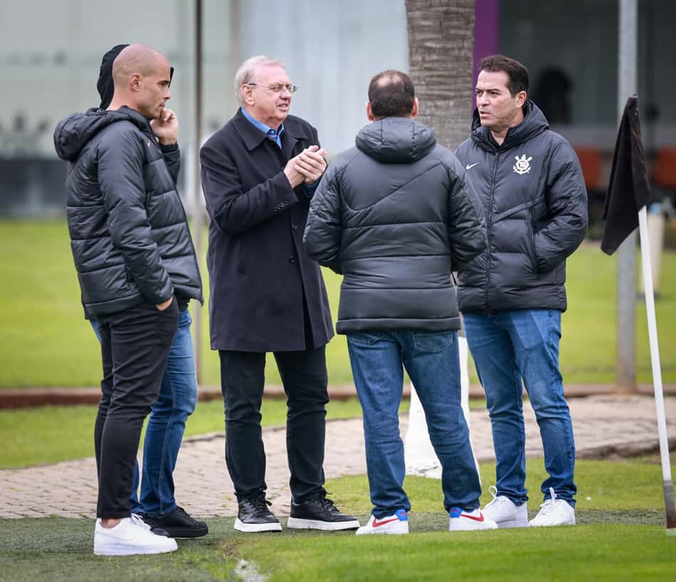 Diretoria do Corinthians durante treinamento