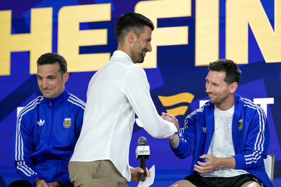 Djokovic cumprimenta Lionel Messi em evento da Fifa (Foto: JUAN MABROMATA / AFP)