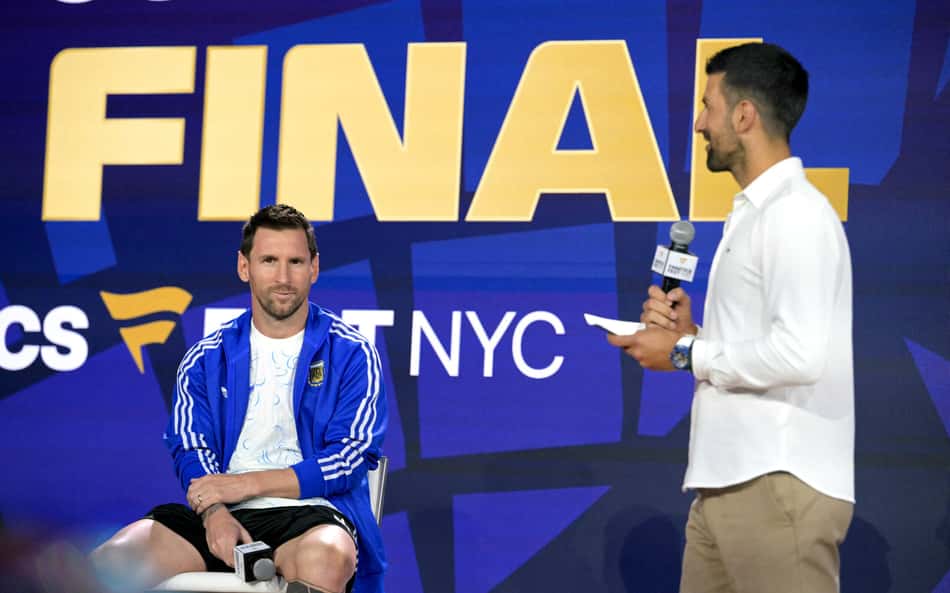 Djokovic e Lionel Messi em evento da Fifa, antes da final da Copa do Mundo (Foto: JUAN MABROMATA / AFP)