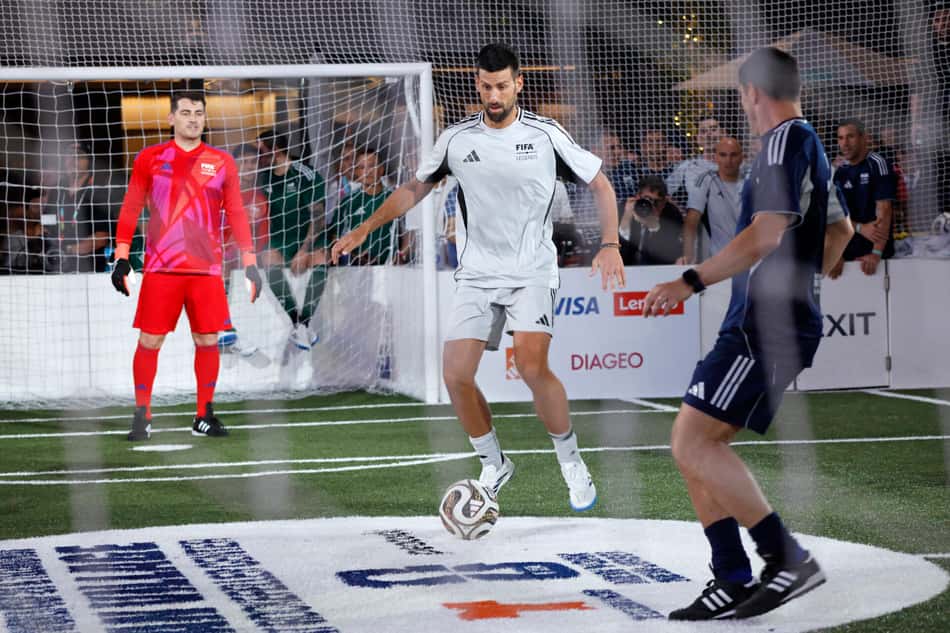 Djokovic jogando torneio de lendas da Copa do Mundo (Foto: Kena BETANCUR / AFP)