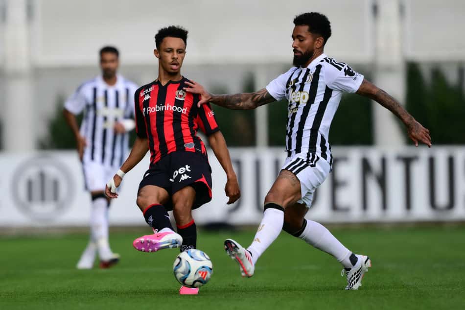 Douglas Luiz em campo pela Juventus