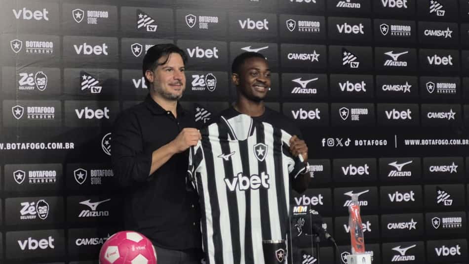 Domingos Andrade foi apresentado no Botafogo pelo diretor Léo Coelho