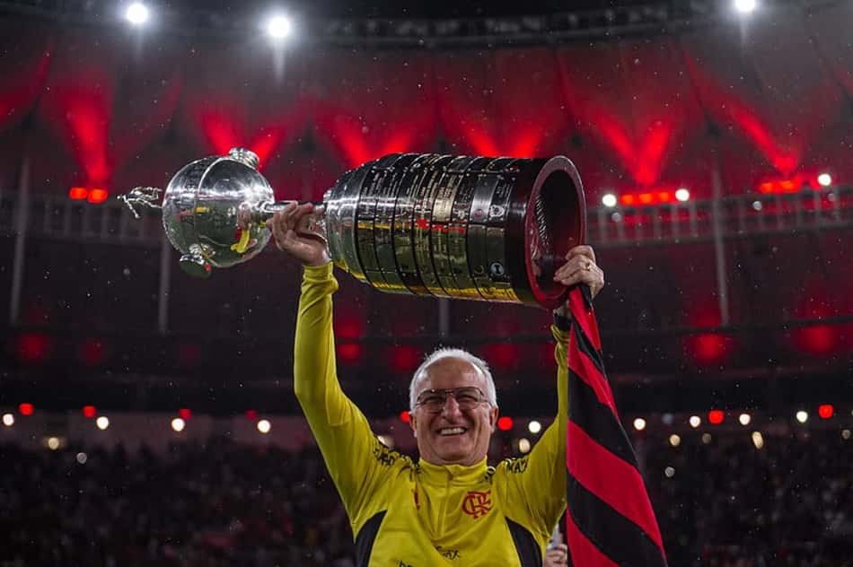 Dorival Júnior com a taça da Libertadores do Flamengo de 2022