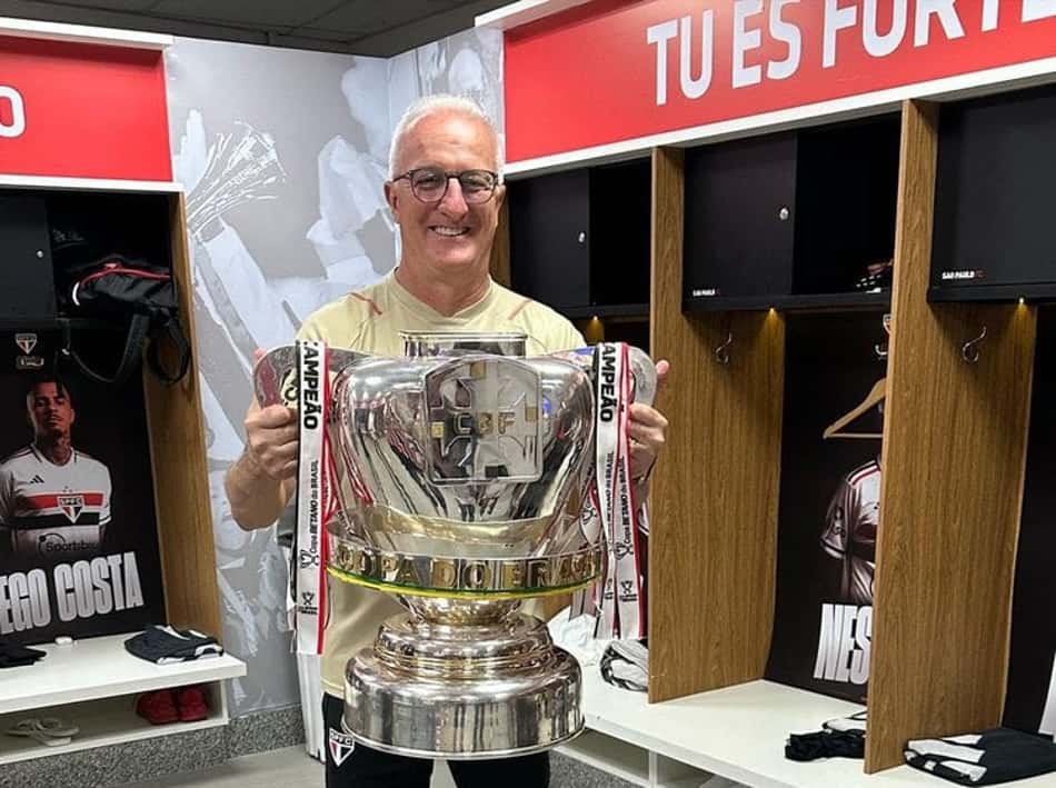 Dorival Júnior com a taça da Copa do Brasil de 2023