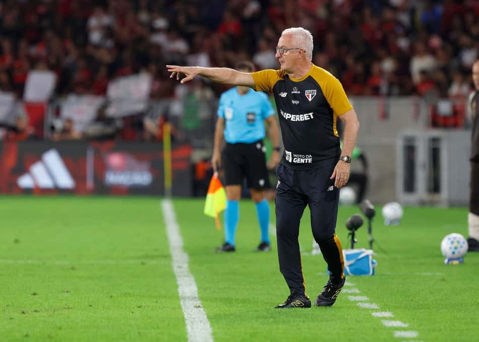 Dorival Júnior orienta o time do São Paulo, durante jogo contra o Flamengo, pelo Brasileirão