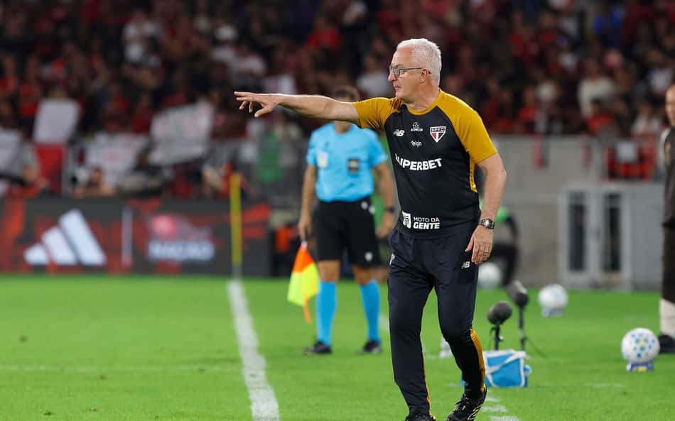 Técnico Dorival Júnior orienta o time do São Paulo no Maracanã, durante jogo contra o Flamengo