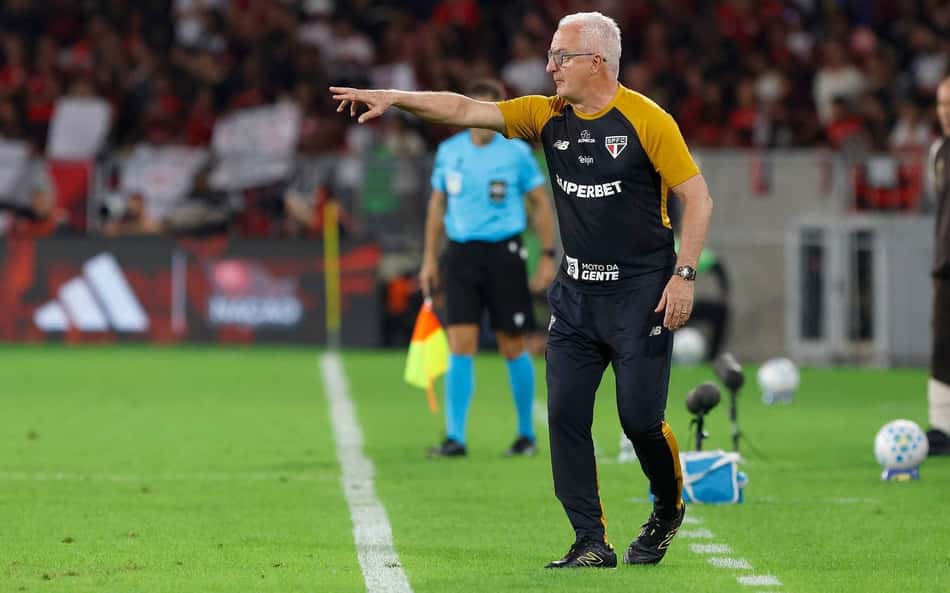 Técnico Dorival Júnior orienta o time do São Paulo no Maracanã, durante jogo contra o Flamengo