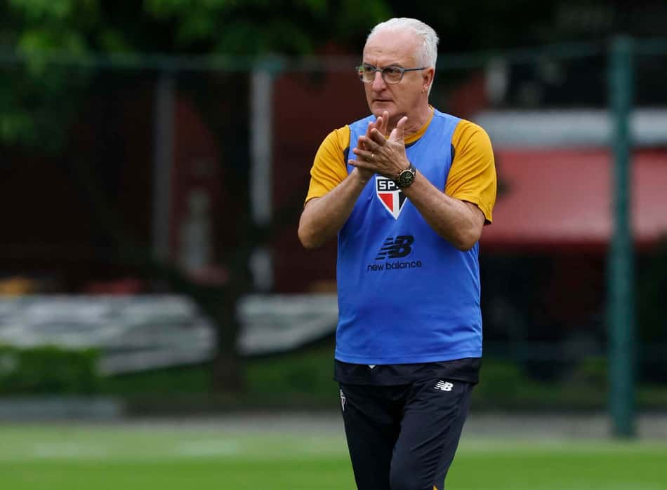 Dorival Júnior bate palma durante treino do São Paulo no SuperCT