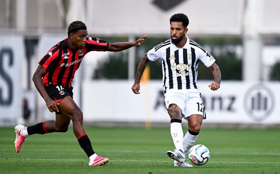 Douglas Luiz em ação pela Juventus contra o Nice em amistoso de pré-temporada