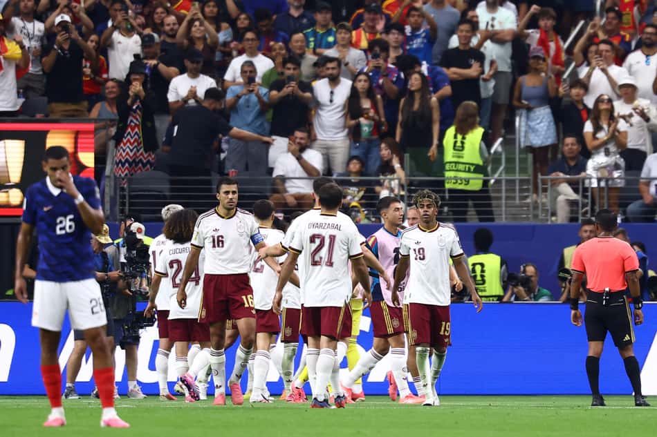Jogadores da Espanha comemorando abraçados