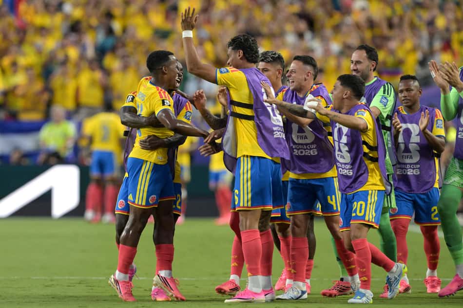 Elenco da Colômbia comemora gol de Arias na Copa