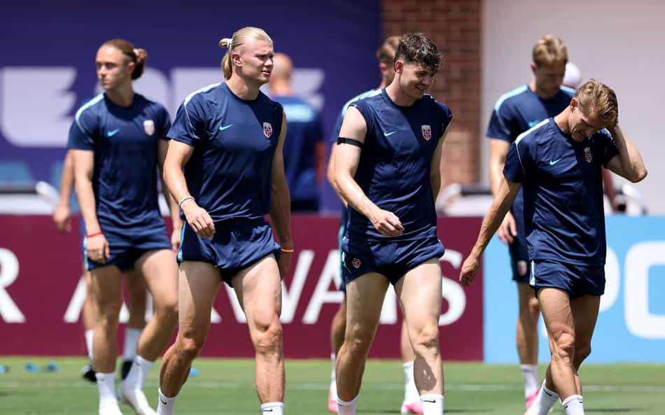 Elenco da Noruega durante treinamento na Copa do Mundo